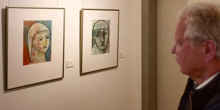 Bestimmt von sparsamen Linien: zwei Kopfstudien von Ida Oelke