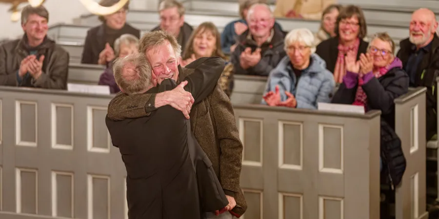 Umarmung im Überschwang der Gefühle: Bernhard Klapprott und Dietrich Hein