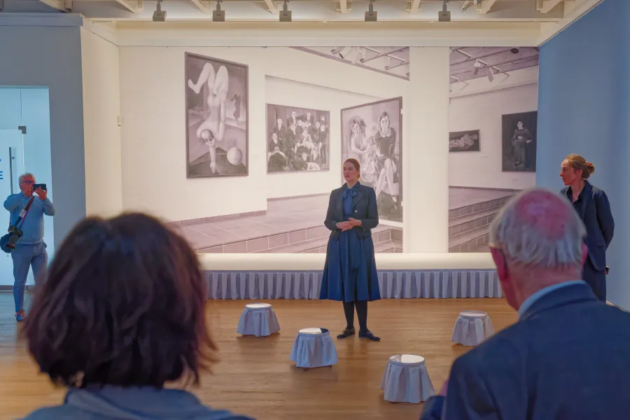 Eine überdimensionale Raum-Fotografie in Schwarz-Weiß zeigt, wie es an derselben Stelle in der ersten Kunsthalle ausgesehen hat