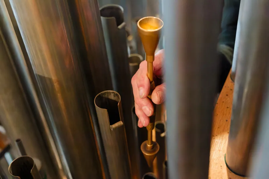 Ständiges Instrument des Orgelbauers: das Stimmhorn