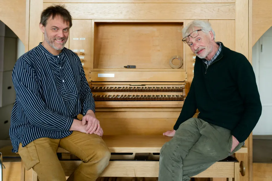 Arbeiten in der Neuen Kirche Hand in Hand: Ulfert Dochholrn und Bartelt Immer