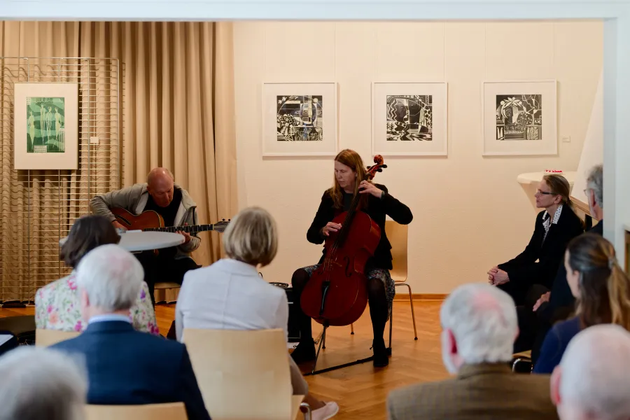Die beiden Musiker Dirk Toering und Johanna Varner, rechts Kunsthaus-Leiterin Susanne Augat