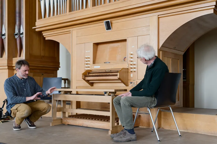 Neu in der Neuen Kirche: eine höhenverstellbare Orgelbank aus massiver Eiche