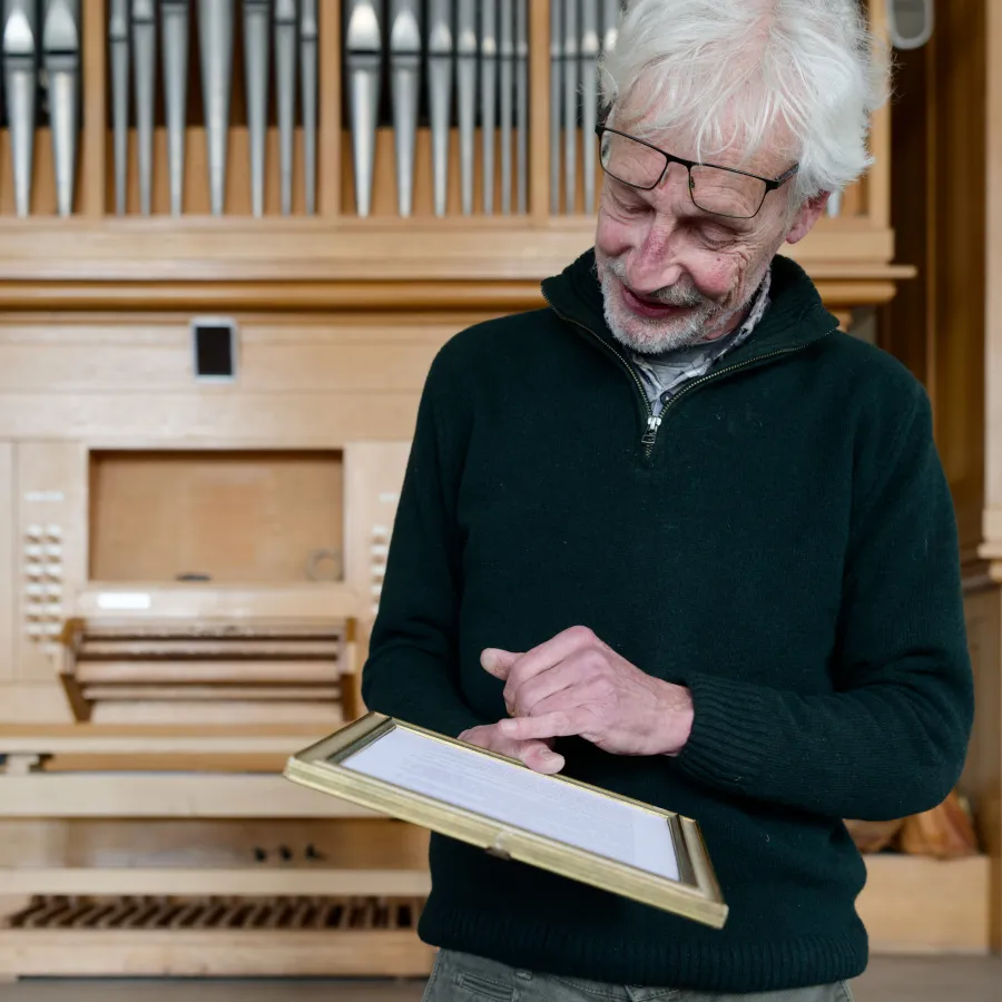 Bartelt Immer präsentiert das mittlerweile gerahmte Papier, eine „Gebrauchsanweisung“ für die Nutzung der Orgel, die einst Rolf Hallensleben verfasst hat