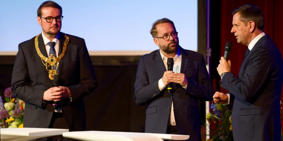 Journalist Paul Ronzheimer im Gespräch mit Oberbürgermeister Tim Kruithof und Ministerpräsident Olaf Lies