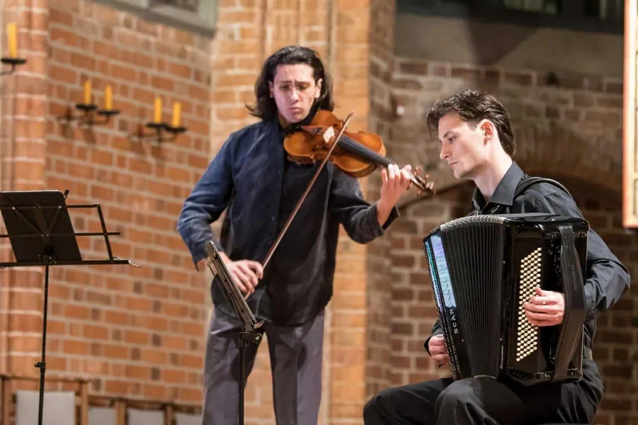 „Profunduo“ spielt im Rummel Musik von Bach bis Bartok