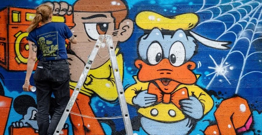 RosyOne lebt in der Schweiz und begann schon mit zwölf Jahren, sich mit Breakdance und Graffiti auseinanderzusetzen