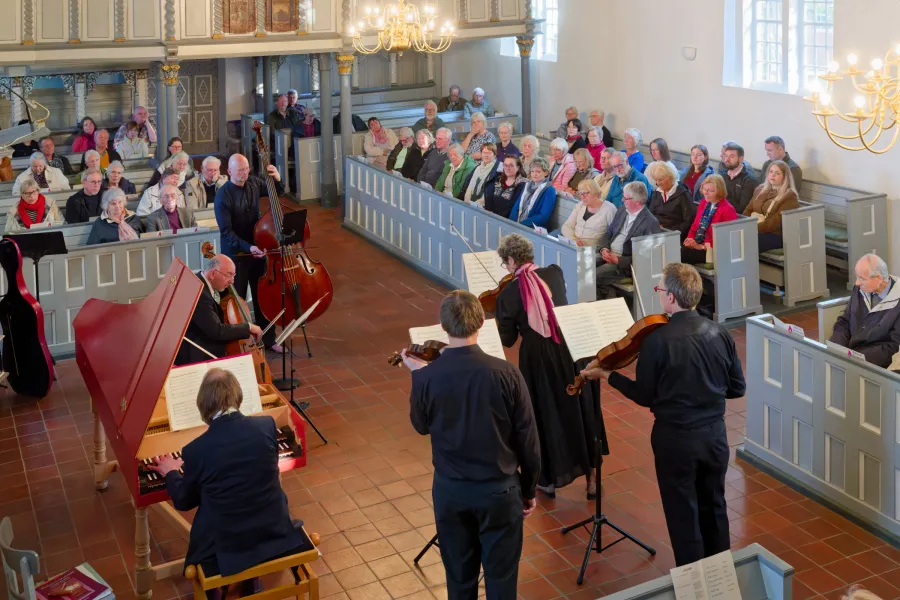 Blick von der Prieche der Familie Inn- und Knyphausen in den gut besuchten Kirchensaal