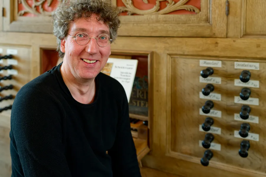 Organist Léon Berben an der Orgel des Valentin Ulrich Grotian von 1694