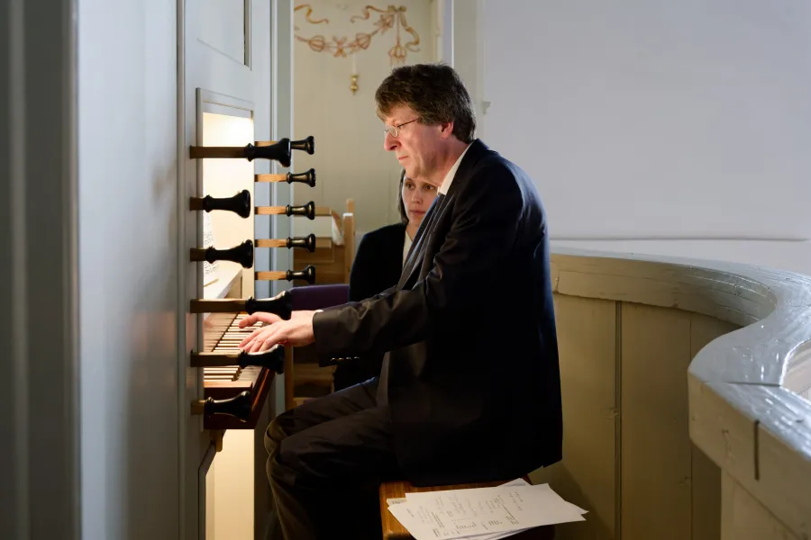 Landeskirchenmusikdirektor Winfried Dahlke an der Höffgen-Orgel in Freepsum