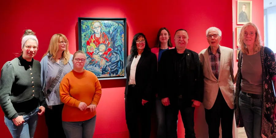 Bildübergabe in der Gemäldegalerie des Ostfriesischen Landesmuseums: Jasmin Alley, Silke Reblin, Lea Peters, Regina Külpmann, Dr. Constanze Köster, Gregor Strelow, Dr. Walter Baumfalk und Dr. Annette Kanzenbach