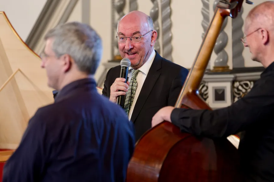 Moderierte: Cellist Christoph Otto Beier inmitten seiner Musikerkollegen