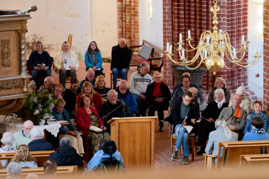 Nicht nur das Kirchenschiff war voll besetzt, auch im Bereich hinter der Kanzel hatten Gäste Platz genommen