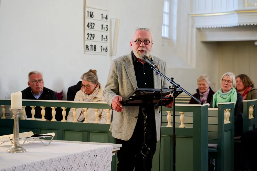 Las und sprach aus der Apostelgeschichte über Pfingsten: Pastor Siek Postma