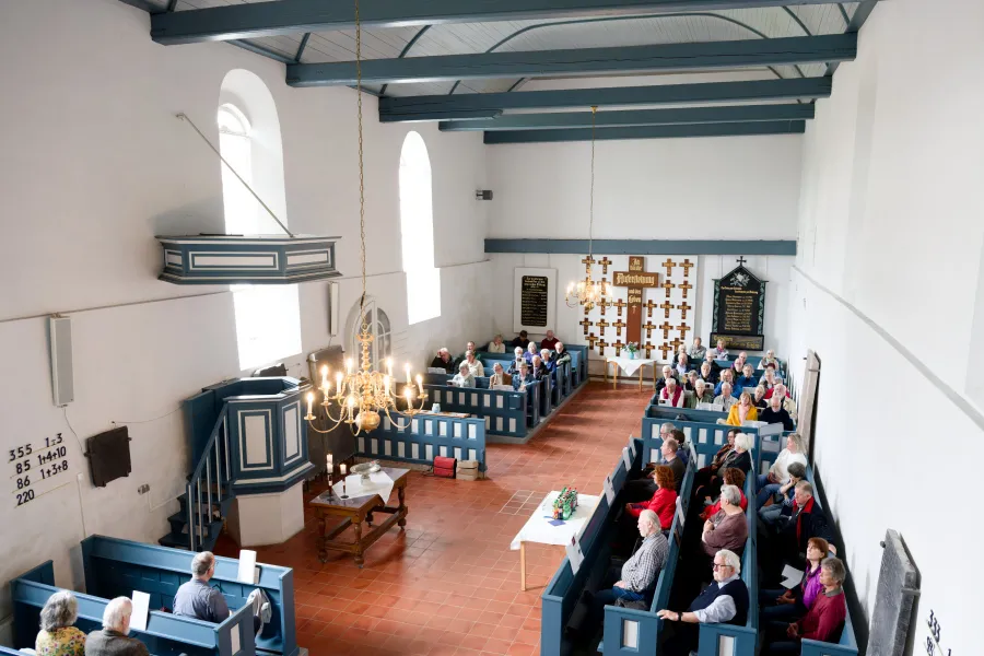 Blick in den schlichten, rechteckigen Raum der Kirche