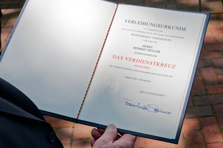Sieht man nicht jeden Tag: die Verleihungsurkunde mit der Unterschrift des Bundespräsidenten
