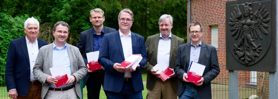 Die Herausgeber stellten das neue Jahrbuch in Aurich vor: Dr. Claas Brons, Professor Dr. Kestutis Daugirdas, Dr. Matthias Stenger, Dr. Heiko Suhr, Dr. Klaas-Dieter Voß und Dr. Michael Hermann