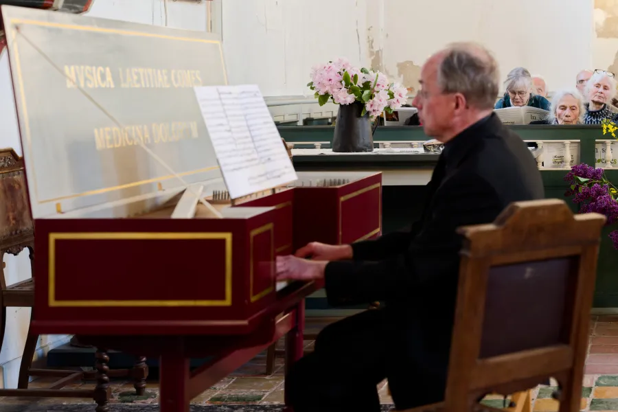 Der Professor für historische Tasteninstrumente spielte auch ein Virginal von 1965, das nach einem Original von 1580 gebaut wurde