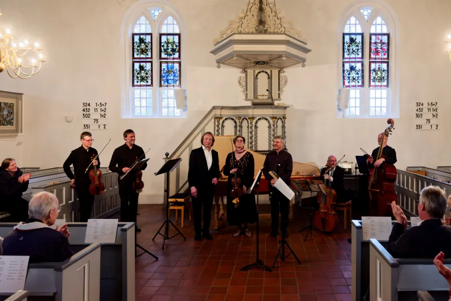 Das Ostfriesische Barockensemble: Bodo Lönartz, Ulfert Dochhorn, Reinhard Böhlen, Galina Roreck, Ralf Tischer, Christoph Otto Beier und Carl-Marcus Weitz