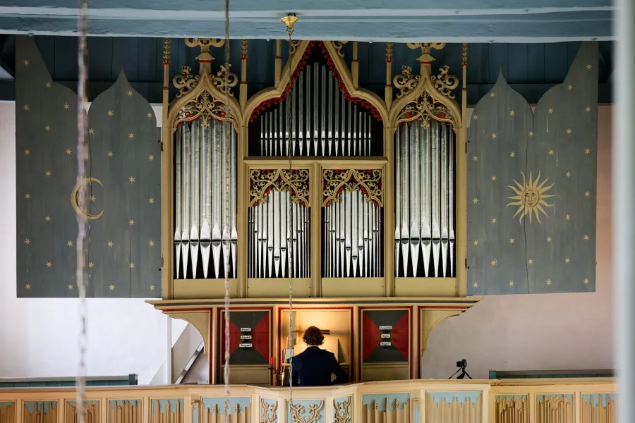  In ihrer ganzen optischen Pracht: die Rysumer Orgel