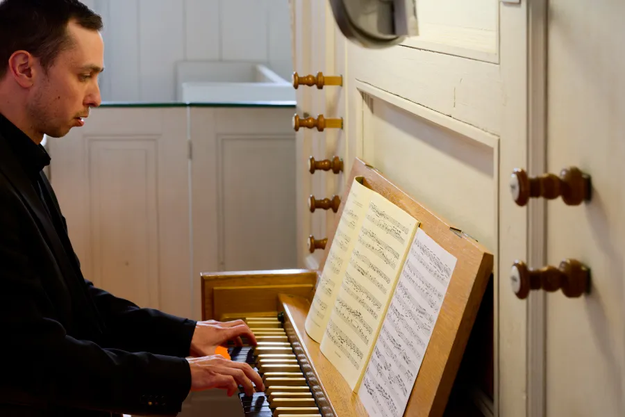Ilya Kulikov an der Schuke-Orgel der Kirche zu Eilsum
