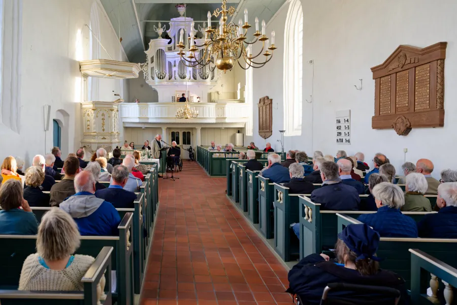 Beschwingt: das Publikum in der Groothuser Kirche, das den Gemeindegesang kraftvoll umsetzte