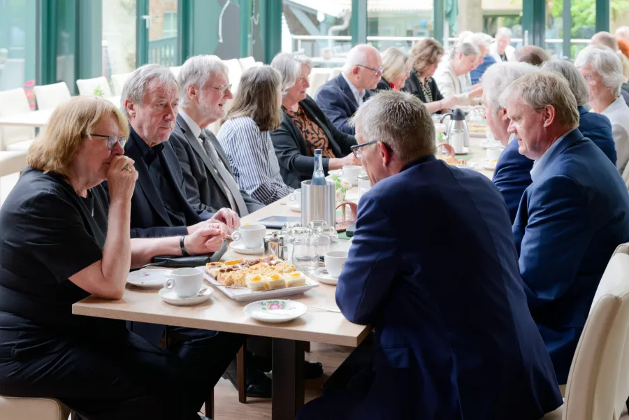 Vor der Verleihung trafen sich die Gäste zu einer Kaffeetafel im Wintergarten des Sandhorster Krugs