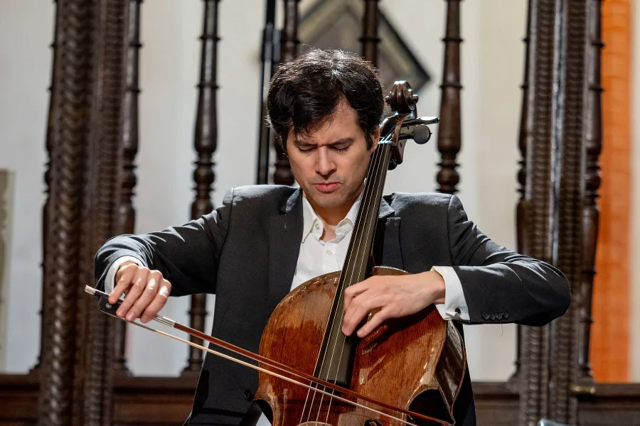 Ist Professor an der Universität der Künste Berlin und der Musikakademie Basel: Cellist Danjulo Ishizaka. 