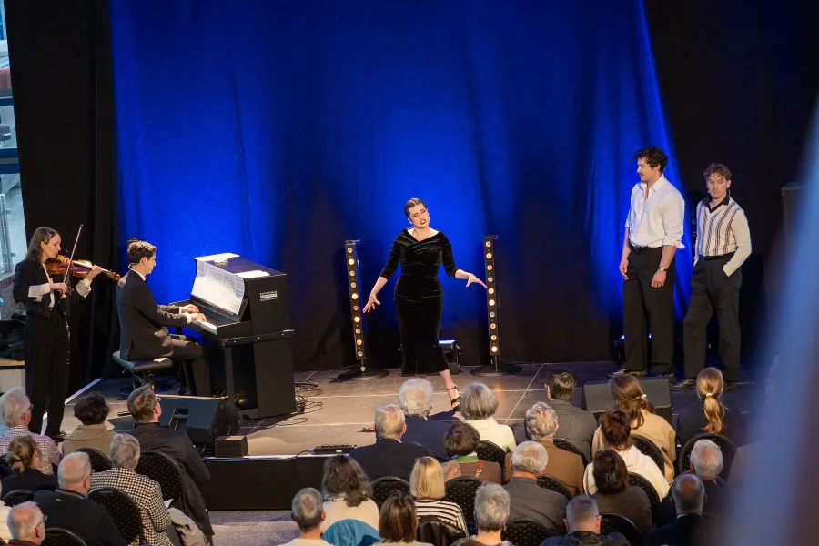 Das Ensemble und sein Publikum in der ausverkauften Veranstaltung im Fährhaus am Borkumkai: Franzisca Kussmaul, Ilan Bendahan Bitton, Franziska Hiller, Markus Paul und Kurt Kuhfeld. 