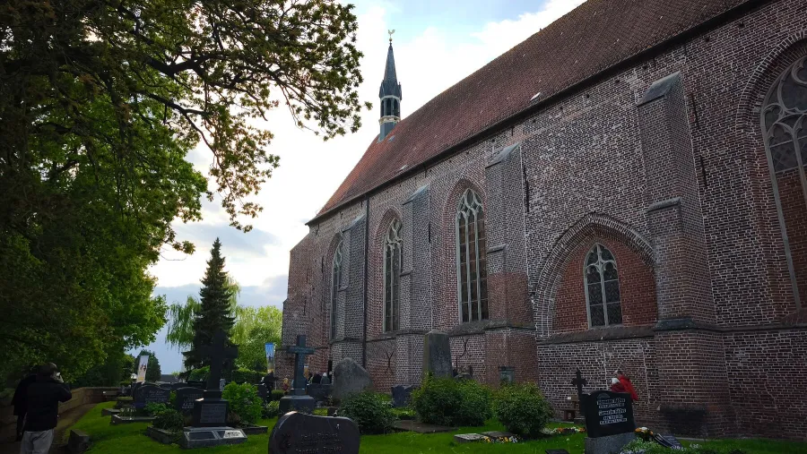 Veranstaltungsort des Gezeitenkonzertes: die Kirche zu Hinte, einer der wenigen spätgotischen Kirchenbauten Ostfrieslands