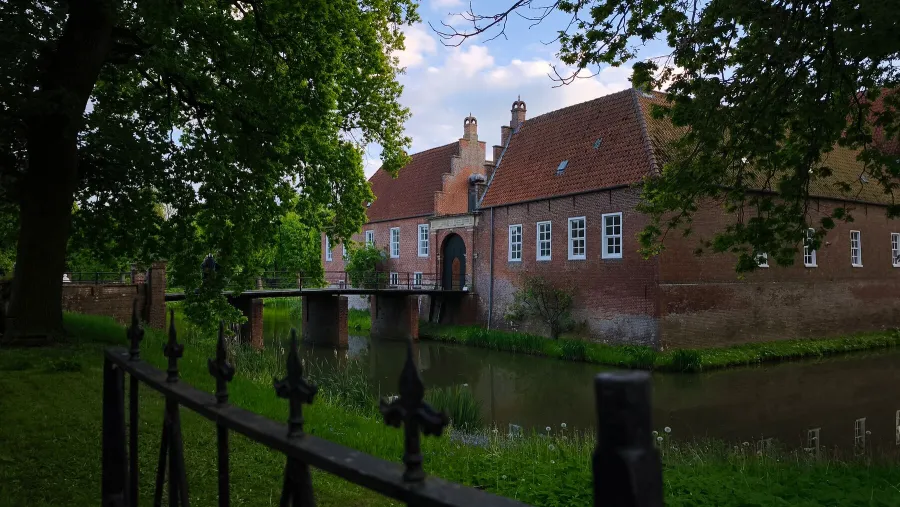 Unmittelbar benachbart ist die Burg Hinta, in der die Familie von Frese in 13. Generation lebt