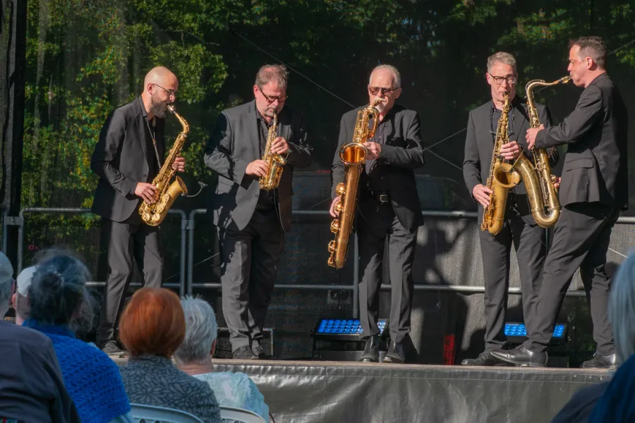   Spielten im knallenden Sonnenschein: Jonas Buschsieweke, Ulrich Lettermann, Anatole Gomersall, Thorsten Floth und Roland Danyi