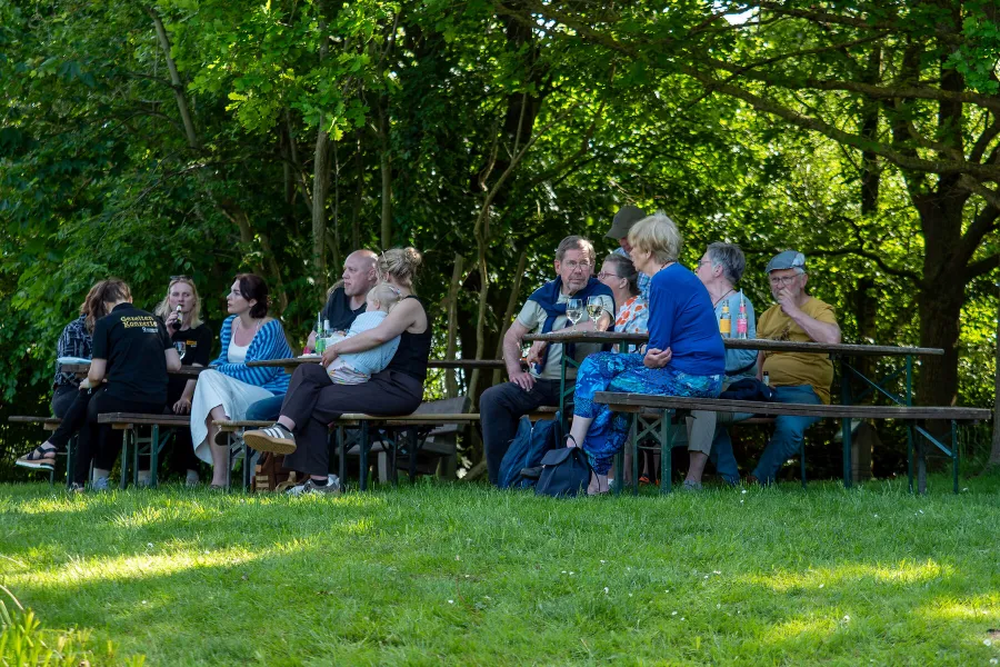 Fast wie bei einem Picknick im Grünen: Besucher des Konzertes