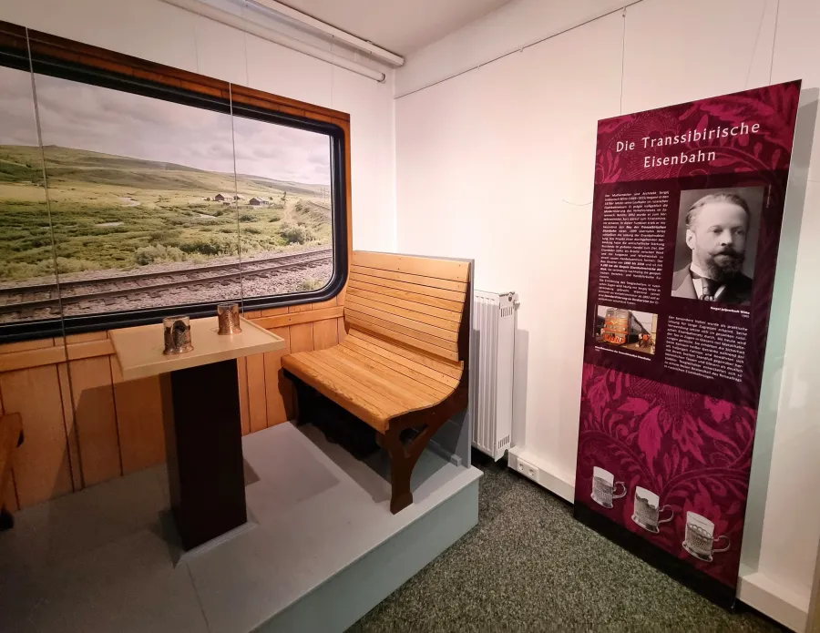 Bitte Platznehmen zum Teetrinken in der Zugabteil-Kulisse im Teemuseum