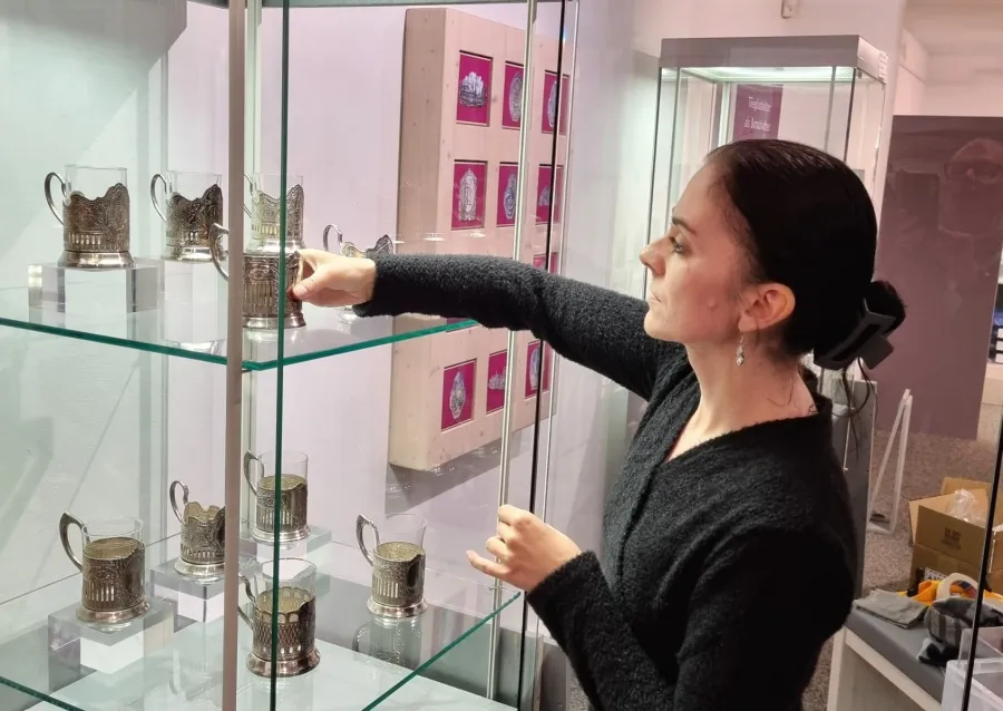 Museumsleiterin Mirjana Ćulibrk beim Einrichten der Ausstellung  