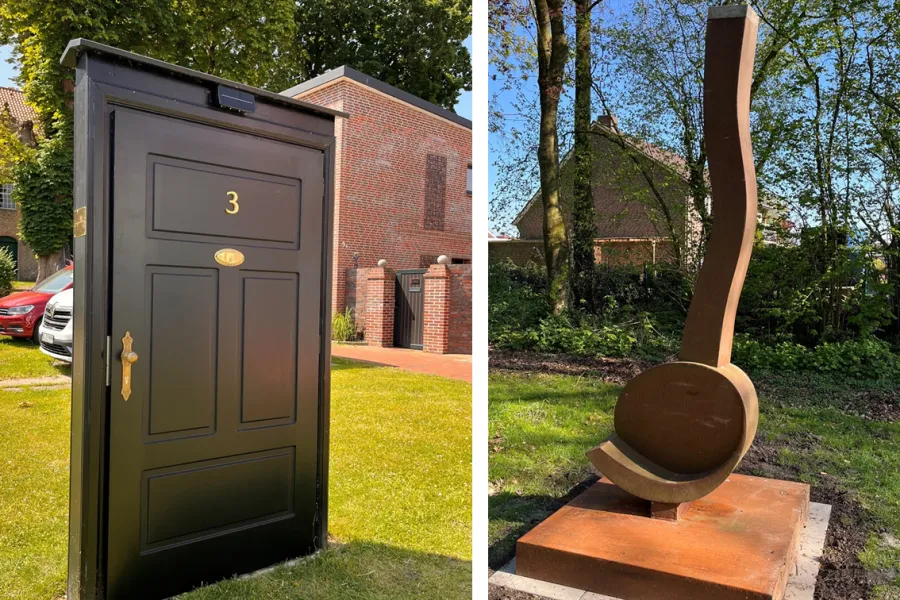 Zwei Kunstwerke in Wittmund: eine schwarze Tür und eine Skultpur