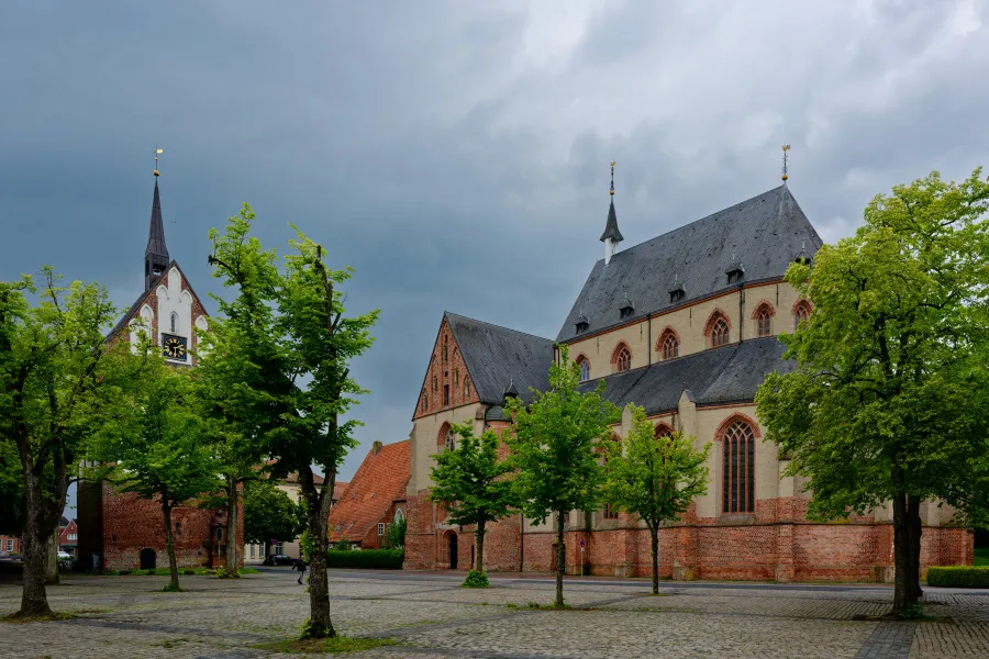 Unter dunklen Wolken: Die Ludgerikirche in Norden