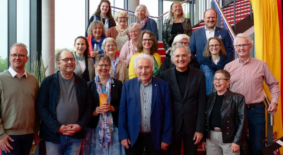 Erwartungsvoll: Das Gezeiten-Team um die beiden Leiter Matthias Kirschnereit und Raoul-Philip Schmidt vor der Film-Premiere