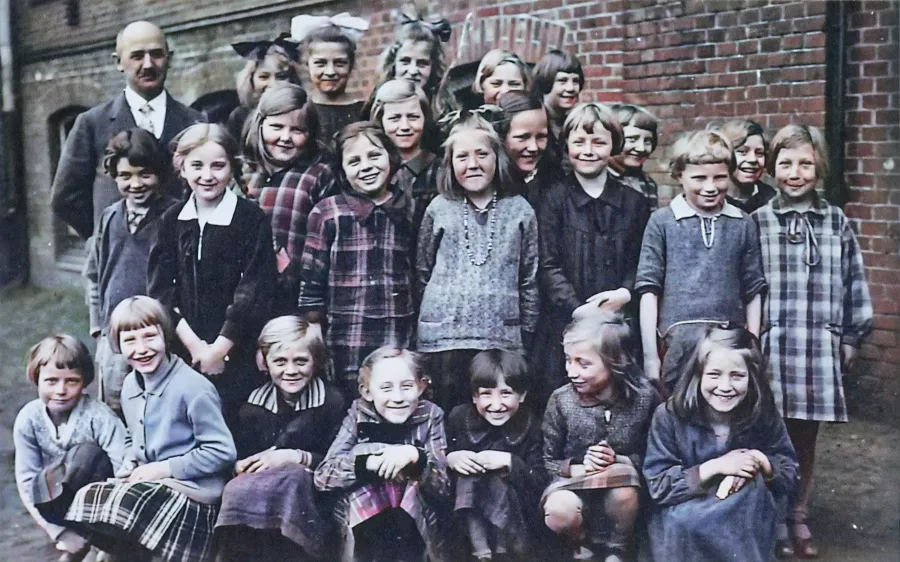 „Strahlende Kindergesichter – Otto Schwier muss ein wirklich guter Pädagoge gewesen sein“, kommentiert Gabriele Frerichs diese Aufnahme