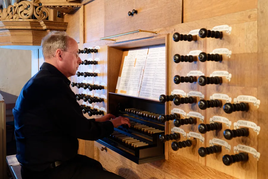 Der Initiator und künstlerische Leiter des Festivals an der Holy-Orgel: Bernhard Klapprott, Professor für Historische Tasteninstrumente an der Hochschule für Musik Weimar und der Hochschule für Künste Bremen