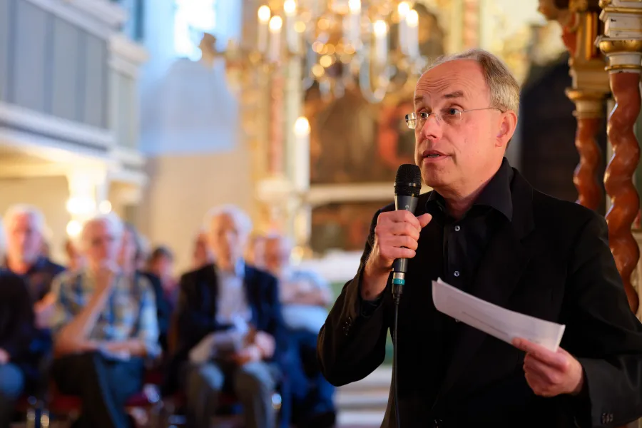 Führt durch die Abende: Bernhard Klapprott
