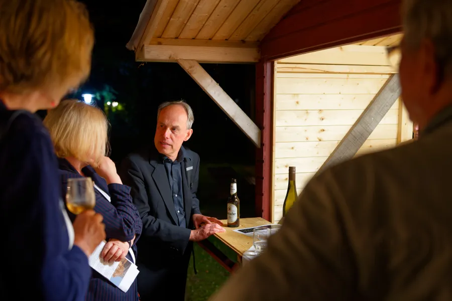 Nach dem Konzert: Gespräche bei einem Bier