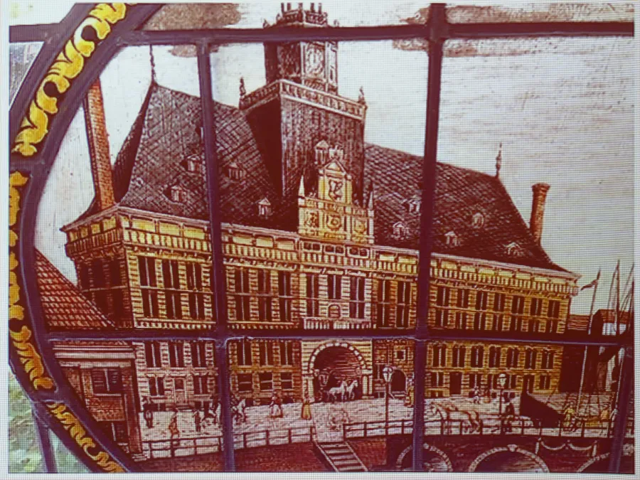 Die „Elbia-Scheibe“ mit einer Ansicht des Renaissance-Rathauses (Ausschnitt aus dem Titelbild oben)