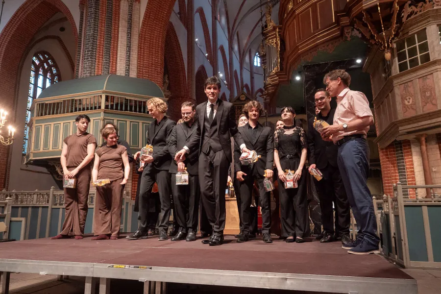 Das gesamte Ensemble mit Tänzern, Instrumentalisten und Sängern.