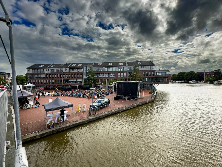 Spektakuläre Kulisse: der Willy-Brandt-Platz mit dräuenden Wolkenformationen.