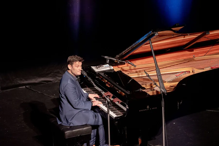 Soloprogramm mit viel Musik: Christian Ehring am Flügel