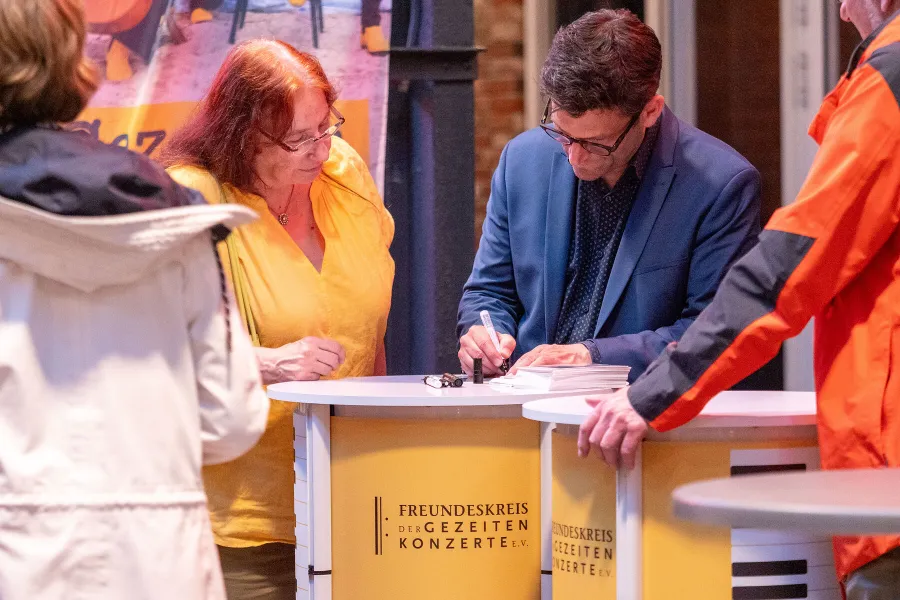 Geduldig gab er nach seinem Auftritt Autogramme und ließ sich fotografieren: Christian Ehring im Forum Alte Werft.