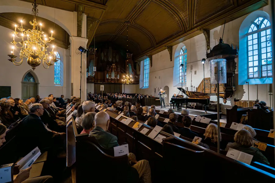 Gespanntes Publikum in der Georgskirche zu Weener