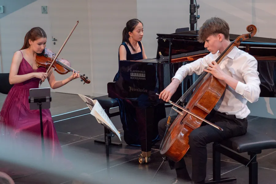Ganz zum Schluss gab es ein Trio: Kira Koch, Linda Yuan und Oscar Hollmer