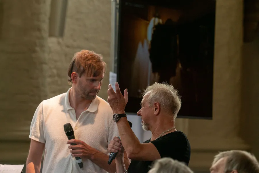 Im Gespräch mit Moderator Eike Ebbel Groenewold plauderte Helmut Zerlett über seine Kunst, Klang zu Bildern zu schaffen